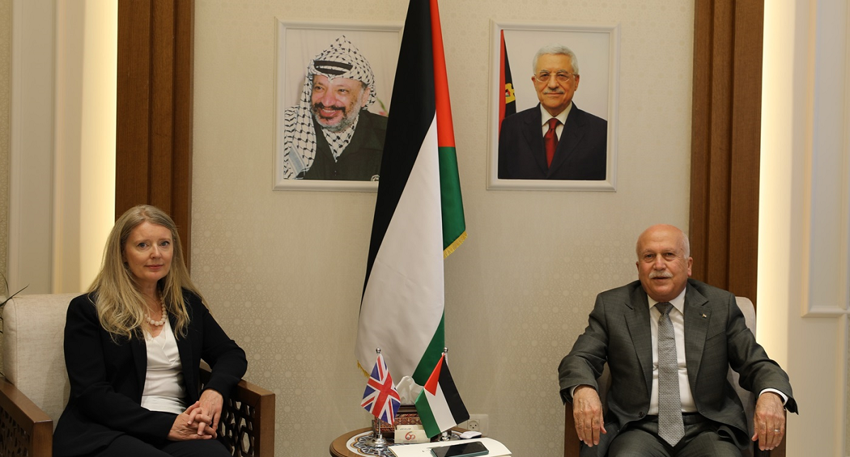 وزير الاقتصاد و القنصل البريطاني يبحثان أزمتي أموال المقاصة وفائض الشيقل 