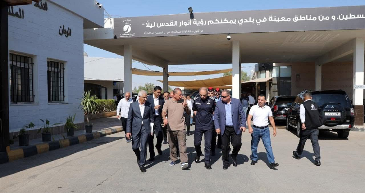 بعد اثارة "واثق نيوز" للموضوع .. وزير الداخلية الاردني يتفقد الخدمات المقدمة للمسافرين في الجسر 