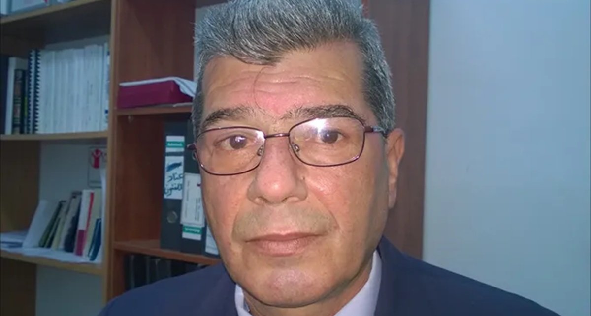 ضع في حقيبتك  حجرا وقلما ونكافة ... إلى صديقي الشاعر المتوكل طه الذي قال: اتبع دربك ولا تركن لليأس 