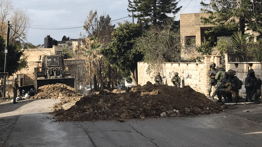 الاحتلال يغلق شارع جنين- نابلس بالسواتر الترابية