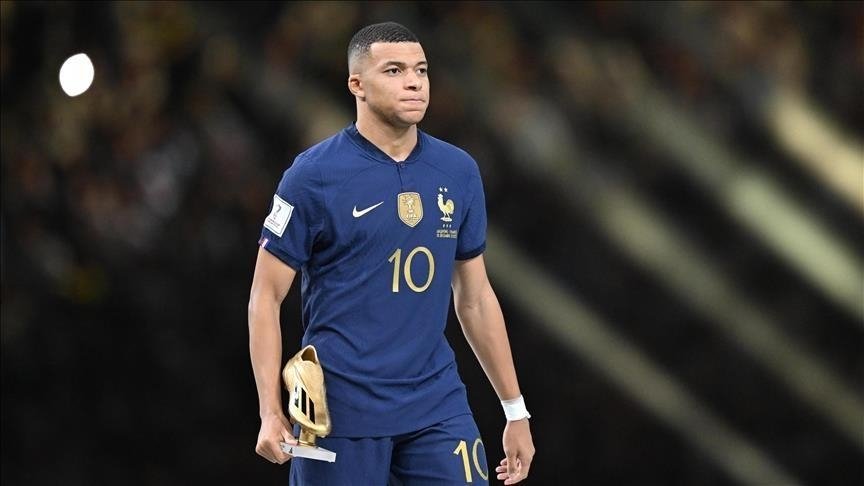 مبابي يلجأ إلى طبيب متخصص للعودة إلى الملاعب