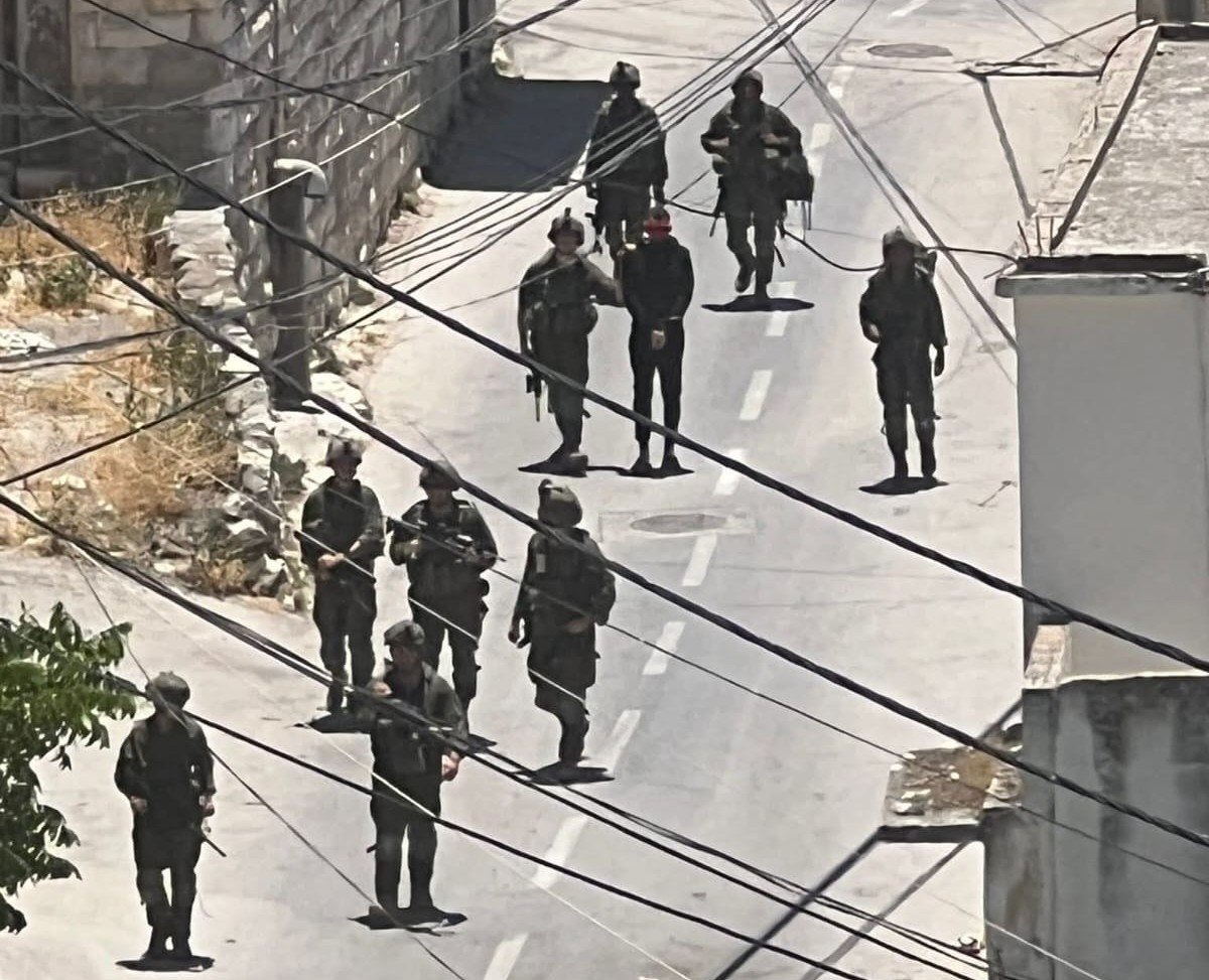 الاحتلال يستولي على 16 منزلا ويعتقل 10 مواطنين في عنزة 