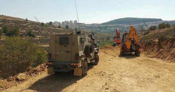 مستوطنون يشرعون بشق طريق استيطاني  في اراضي المغير 