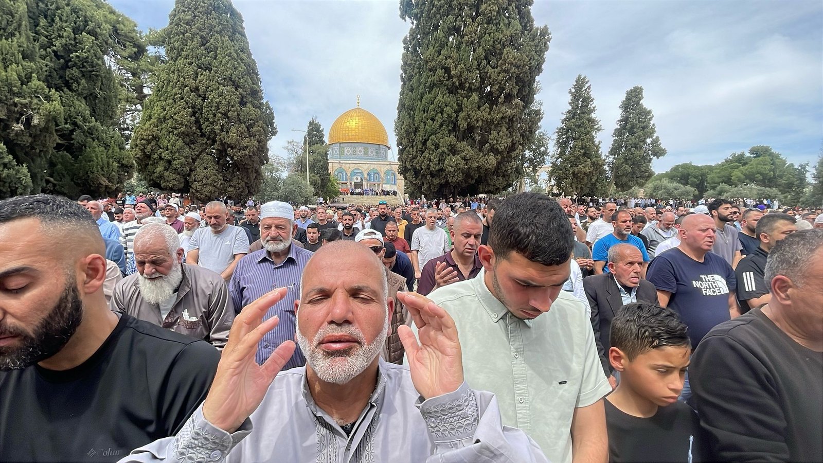 رغم الاجراءات الإسرائيلية....  عشرات الالاف يؤدون الصلاة بالمسجد الاقصى 