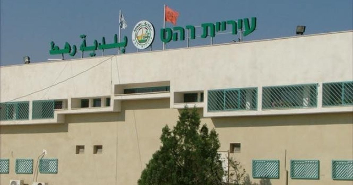 جلسة طارئة في رهط | رئيس البلدية: "أين نتنياهو؟ هل يعلم أن بين الموظفين المهددين 150 يهوديًا؟"