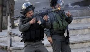 إصابة مواطنة بالإغماء جراء اقتحام الاحتلال منزلها في الخليل