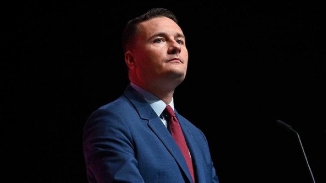 بعد هتافات لفلسطين.. وزير الصحة البريطاني لسفارة إسرائيل: “عالجوا مشاكلكم أولًا”