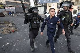 الاحتلال يعتقل طفلين ويعتدي على أحدهما في أبو شخيدم