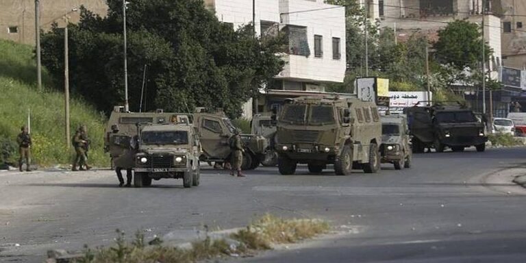قوات الاحتلال تقتحم كفر مالك وتمزق صور شهداء القرية الثلاثة 