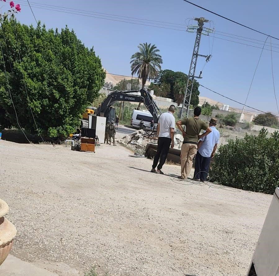 الاحتلال يهدم منزلا ومحلا تجاريا في بلدة العوجا 