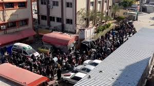 جيش الاحتلال  يجبر النازحين على إخلاء مستشفى ناصر في خان يونس