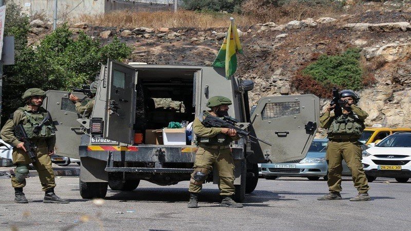 الاحتلال يسرق مبلغا ماليا ومصاغا ذهبيا من منزل في بيت أمر