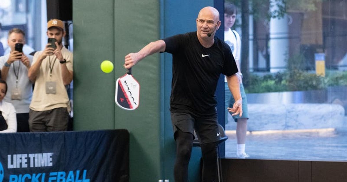 أسطورة التنس أندريه أغاسي يشارك في بطولة "بيكل بول" الأميركية