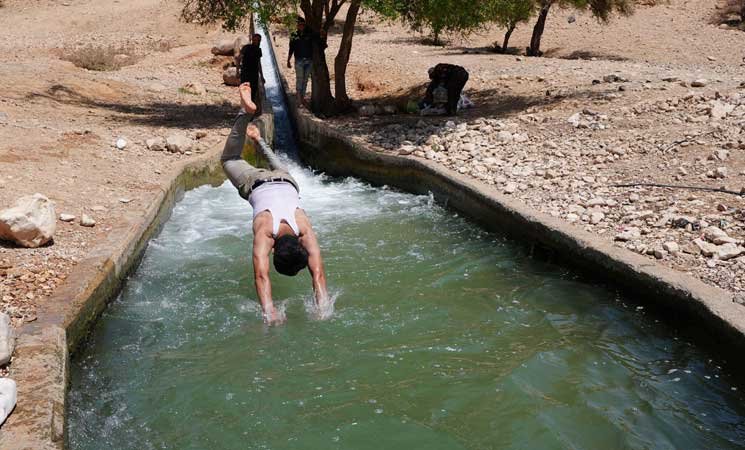 الاحتلال يداهم نبع العوجا ويدقق بهويات المتنزهين ويطردهم 
