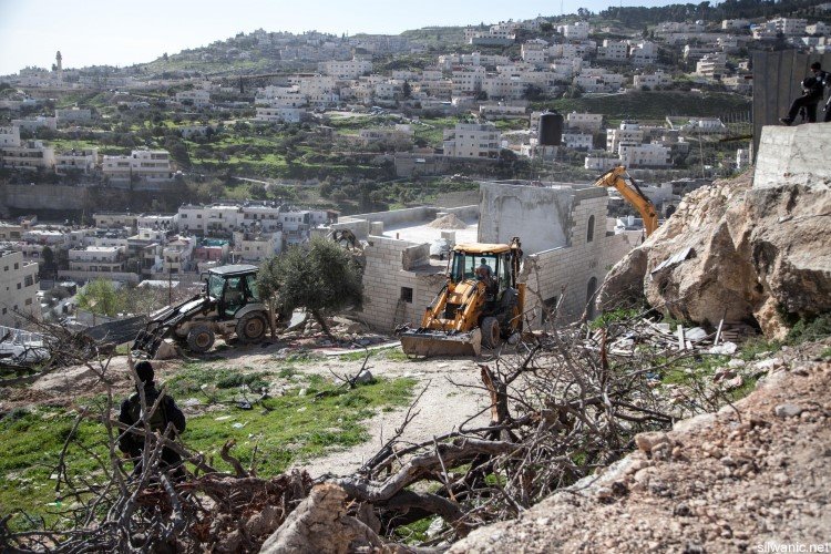 الاحتلال يشرع بهدم متنزه في بيت ساحور ويخطر بهدم منزل في كفر الديك