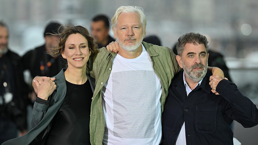 مؤسس موفع ويكيليكس يرتدي قميصا عليه أسماء 4986 طفلا قتلوا بغزة