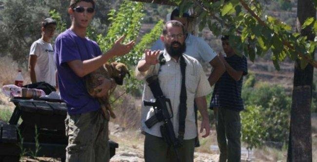 مستوطنون يقطعون عشرات أشتال العنب في دوما