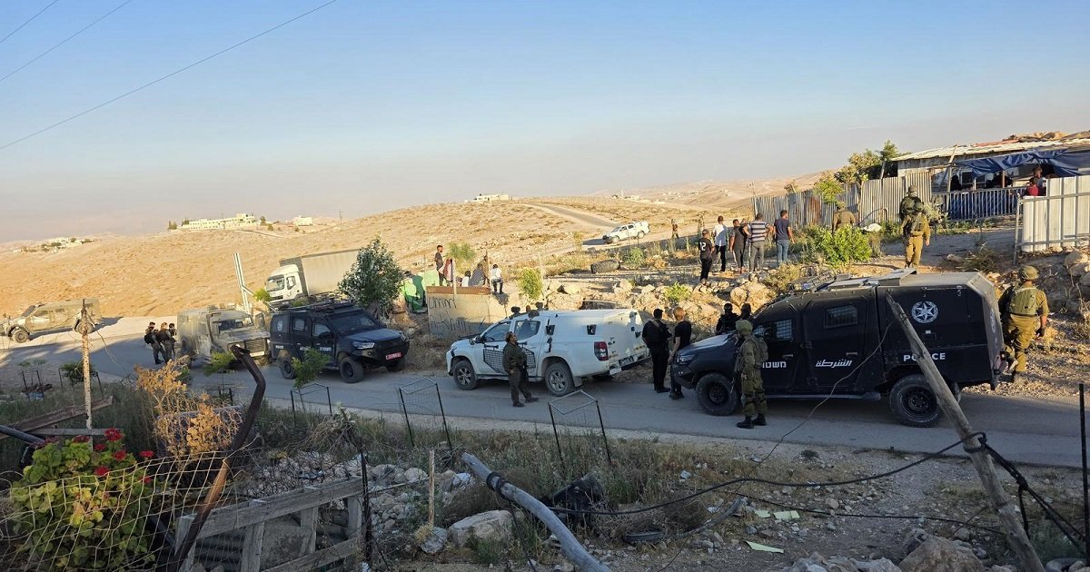 الاحتلال يحتجز متضامنين أجانب في مسافر يطا