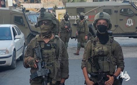 الاحتلال يحاصر مركبة ويعتقل من فيها  في قلقيلية