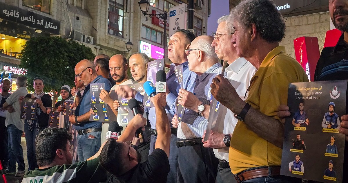  وقفة في رام الله تنديدا بمجزرة استهداف الصحفيين بمستشفى الشفاء