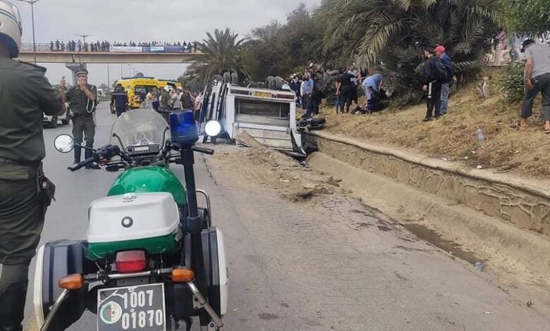 مصرع 18 شخصا غرقا في سقوط حافلة بواد في العاصمة الجزائرية