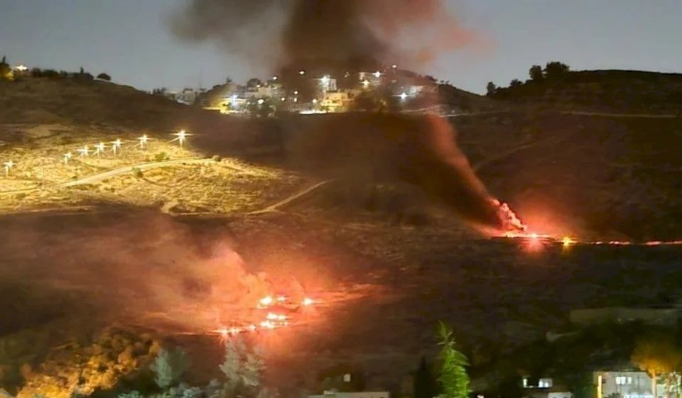 مستوطنون يحرقون بركسا في دير دبوان