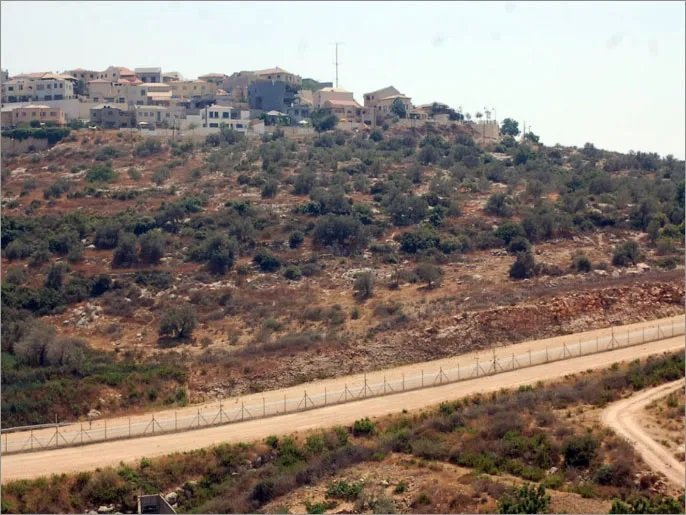 الاحتلال يجرف جدارا اسمنتيا في النبي الياس