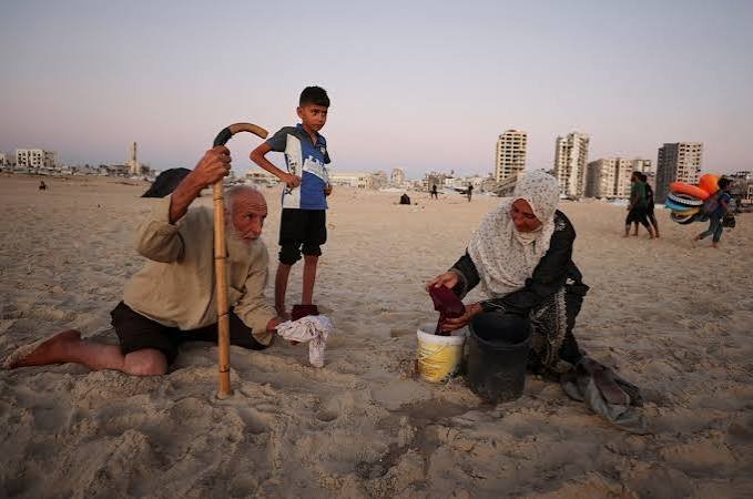 تقرير: معاناة أم في غزة في البحث عن المياه تكشف عن أزمة صحية متفاقمة