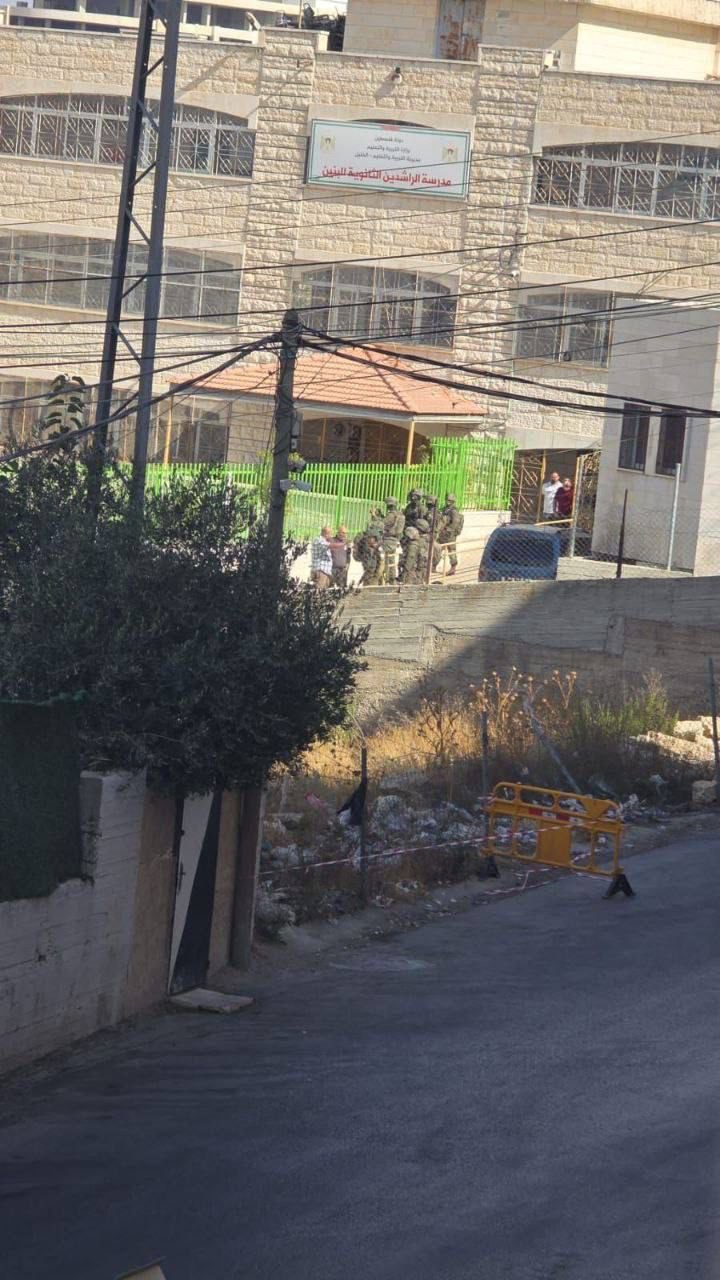 الاحتلال يقتحم 6 مدارس ويحتجز عددا من المعلمين  في الخليل 