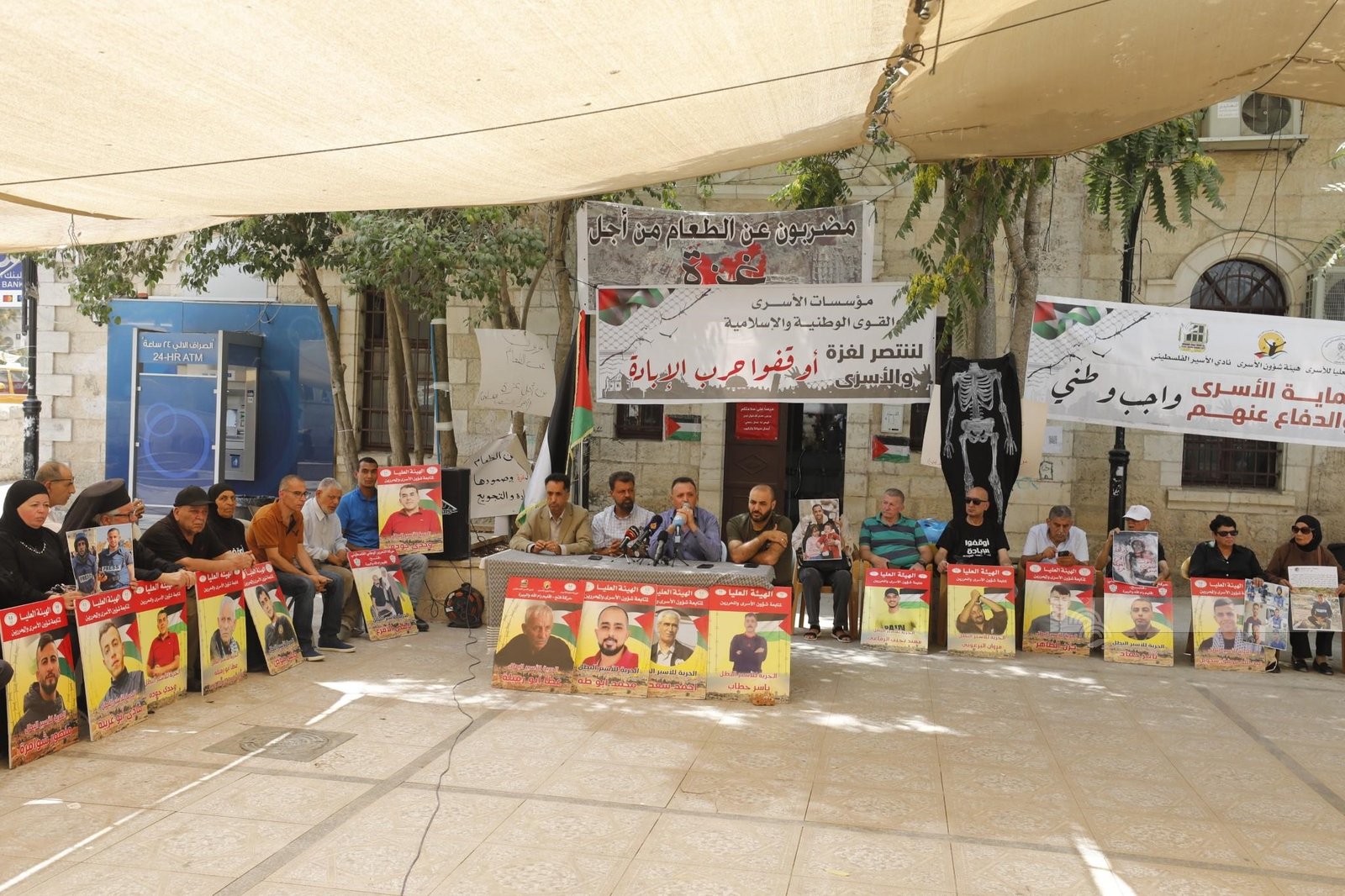 اعتصام بمركز البيرة رفضا لحرب الابادة والتجويع واستهداف الصحفيين ونصرة للأسرى