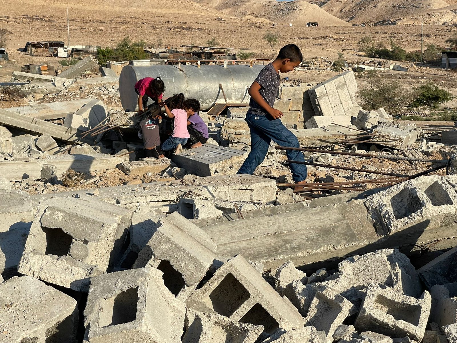 الاحتلال يشرع بهدم مدرسة قيد الإنشاء في قرية العقبة 