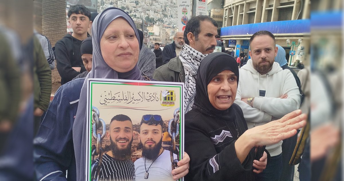 وقفة تضامنية مع الاسرى في ميدان الشهداء بنابلس  