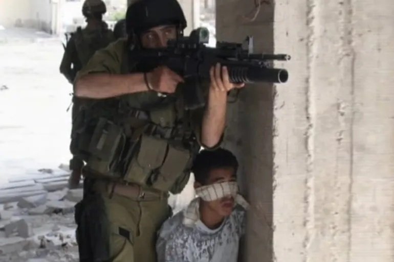 جندي إسرائيلي يؤكد: استخدمنا أولاداً دروعاً بشرية في غزة