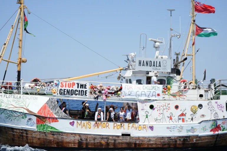 حنظلة تواصل الإبحار نحو غزة