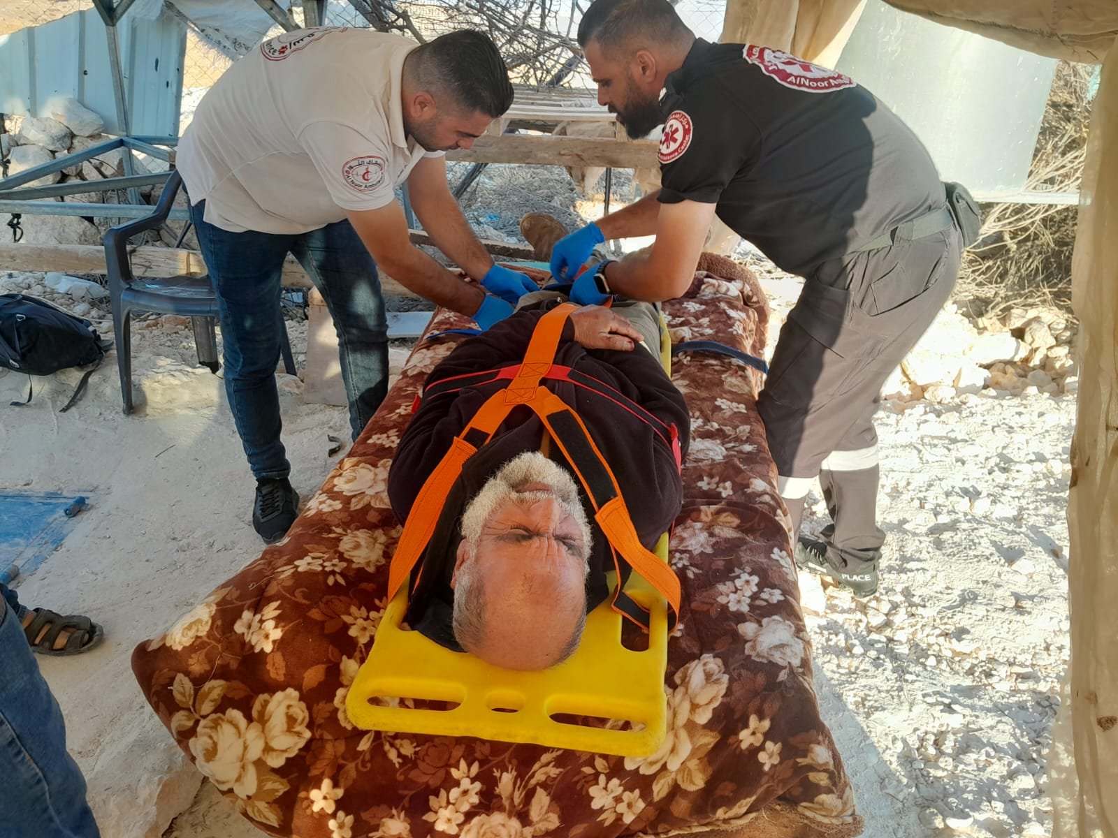 إصابة مسن في اعتداء وحشي نفذه مستوطنون على أهالي خربة أم نير