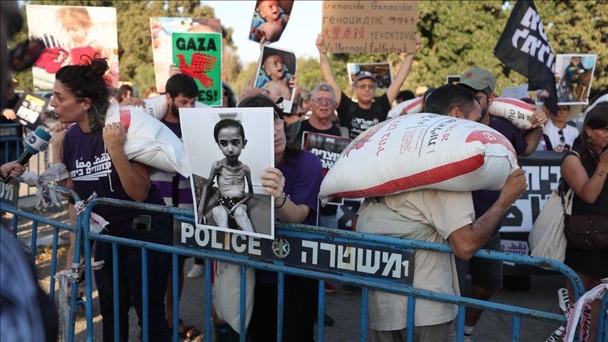 مئات الإسرائيليين يتظاهرون قرب حدود غزة رفضا لسياسة التجويع