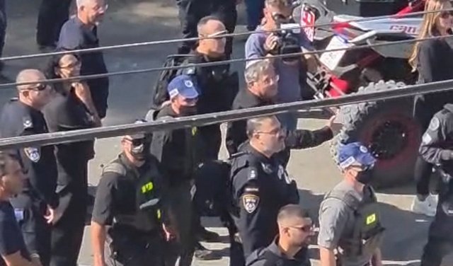 المتطرف بن غفير يقود آليات الهدم إلى حي الجواريش في الرملة