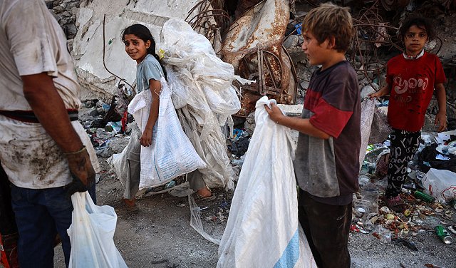 شهيد ومصابون برصاص الاحتلال... وإصابة أطفال بانهيار مبنى في حي الصبرة بمدينة غزة