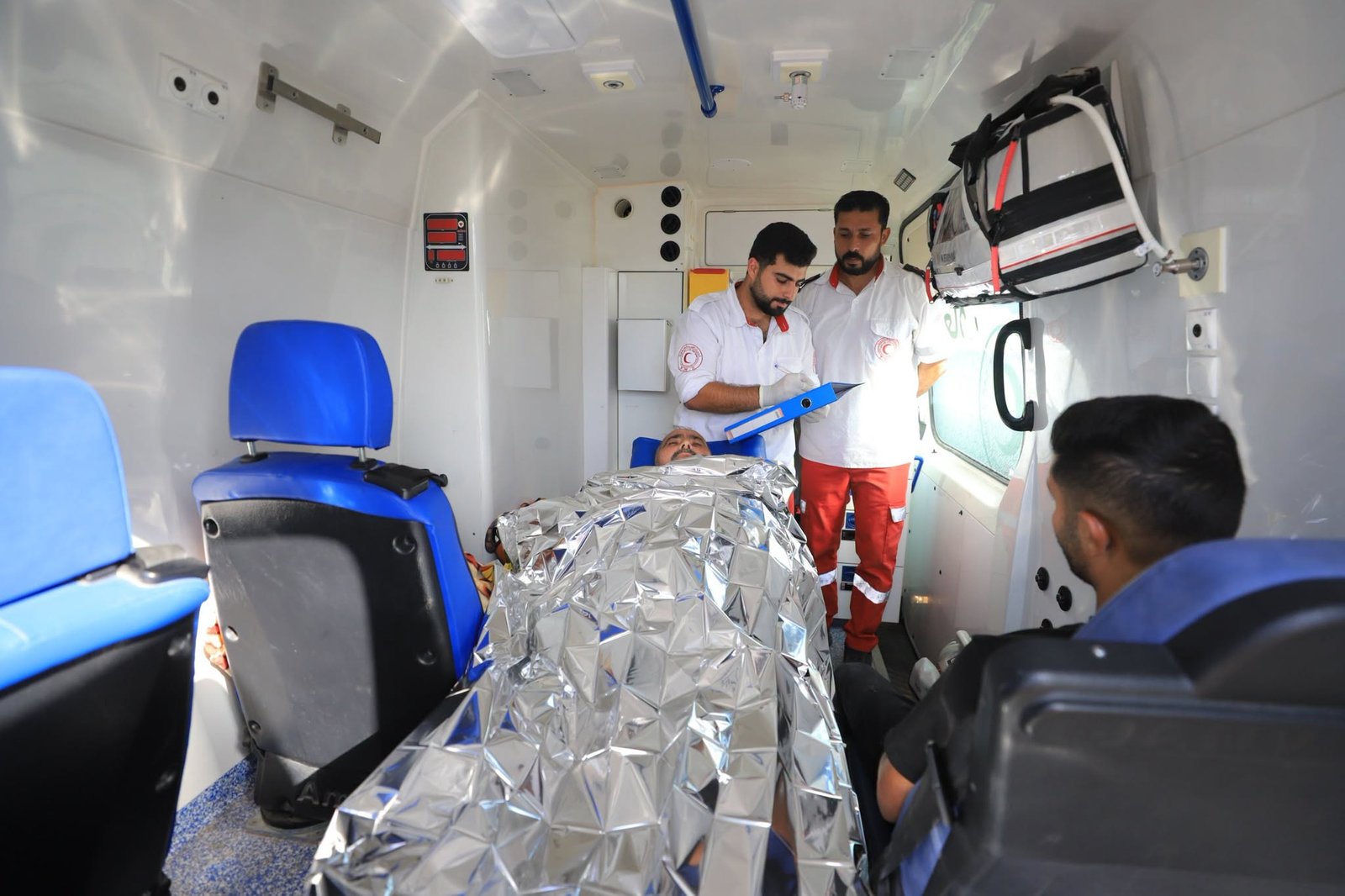 الهلال الأحمر الفلسطيني: إجلاء 38 مريضًا عبر معبر رفح