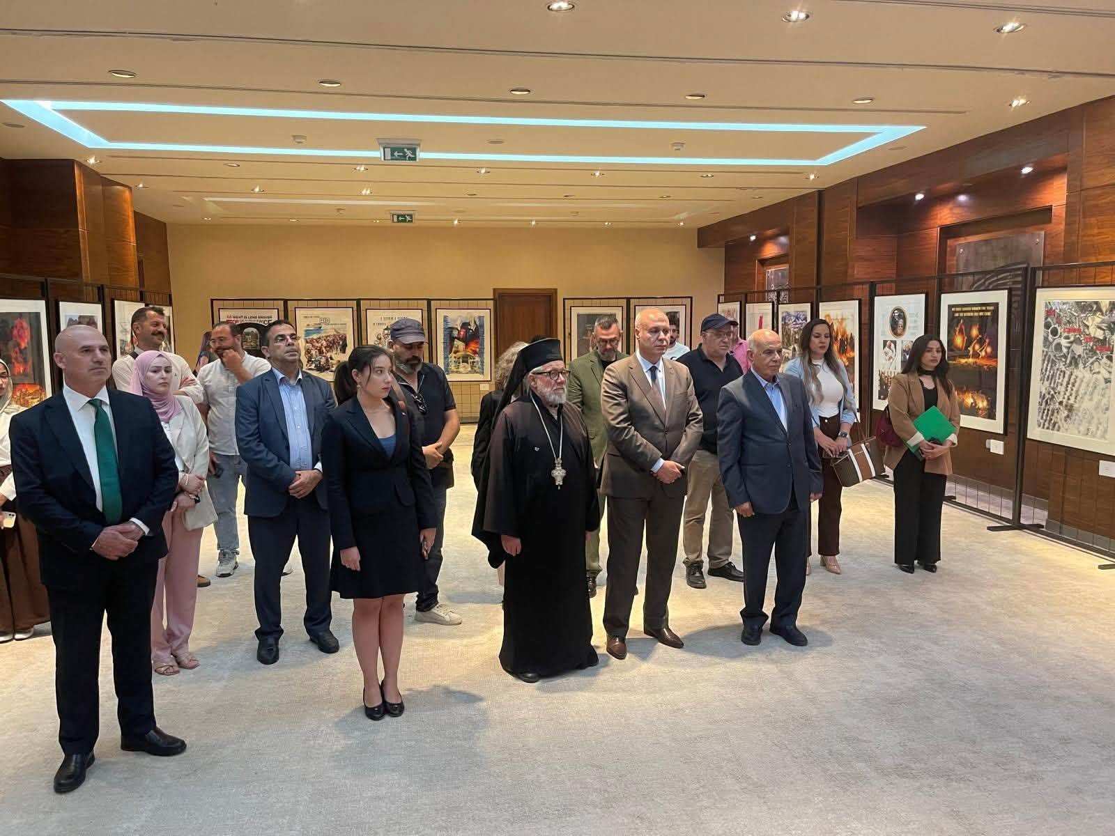 وزير الثقافة يرعى افتتاح معرض "ملصقات إلى شجرة الزيتون في المنفى" في متحف محمود درويش في رام الله