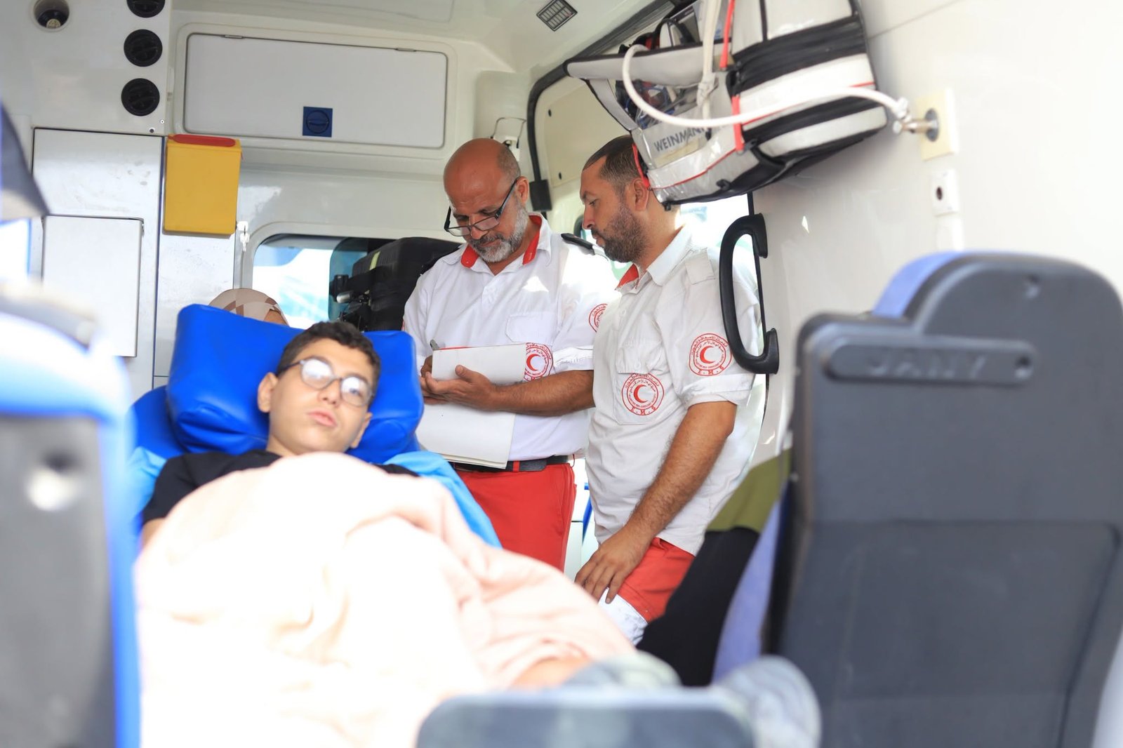  إجلاء 37 مريضًا و41 مرافقًا للعلاج بالخارج عبر معبر رفح البري