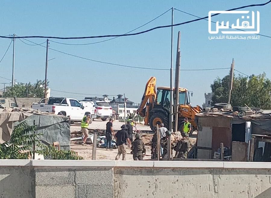 الاحتلال يهدم 5 بركسات سكنية وحظيرة أغنام في عناتا ويعتدي على المواطنين
