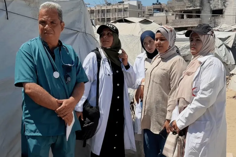 فريق طبي تطوعي يطلق عيادة متنقلة تصل المرضى في خيام النزوح بغزة