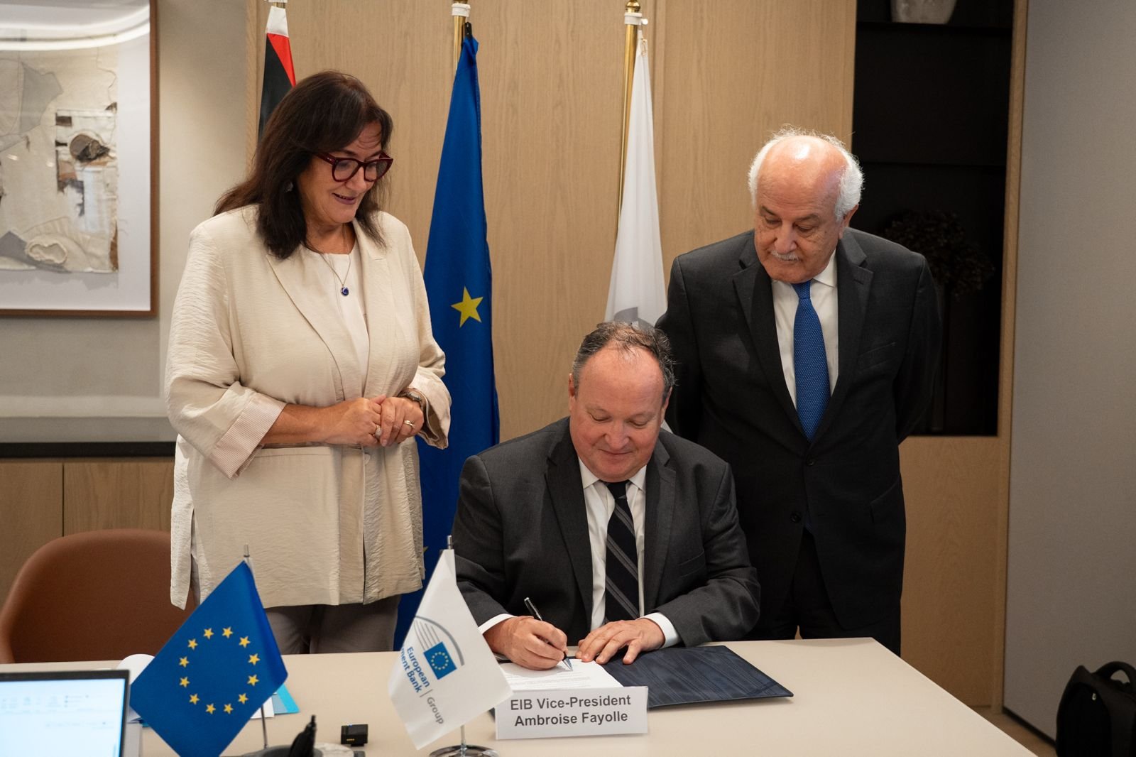 سلطة النقد توقّع اتفاقية قرض مع البنك الأوروبي للاستثمار بقيمة 400 مليون يورو