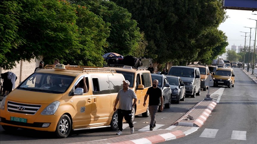 تقرير: عالقون بمعبر "الكرامة": إسرائيل تعيق حياتنا وتتعمد إذلالنا