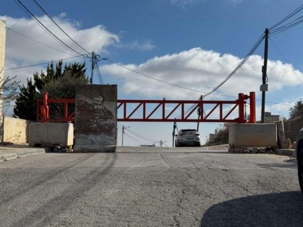 الاحتلال يغلق البوابة الحديدية قرب الطيبة