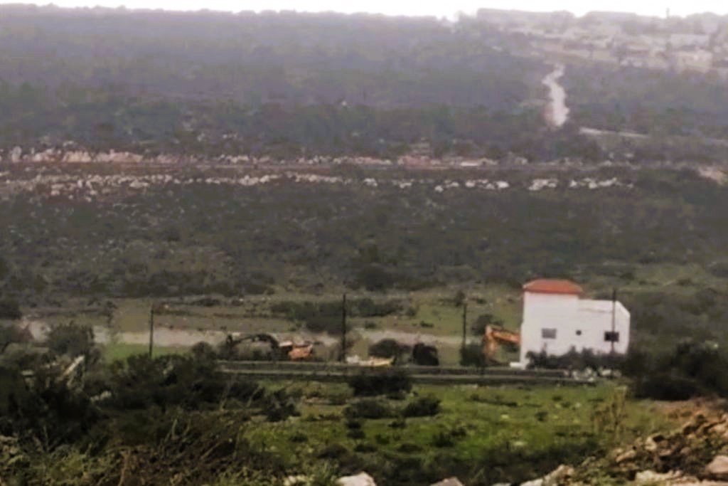 الاحتلال يشرع بهدم منزل في بلدة كفر الديك