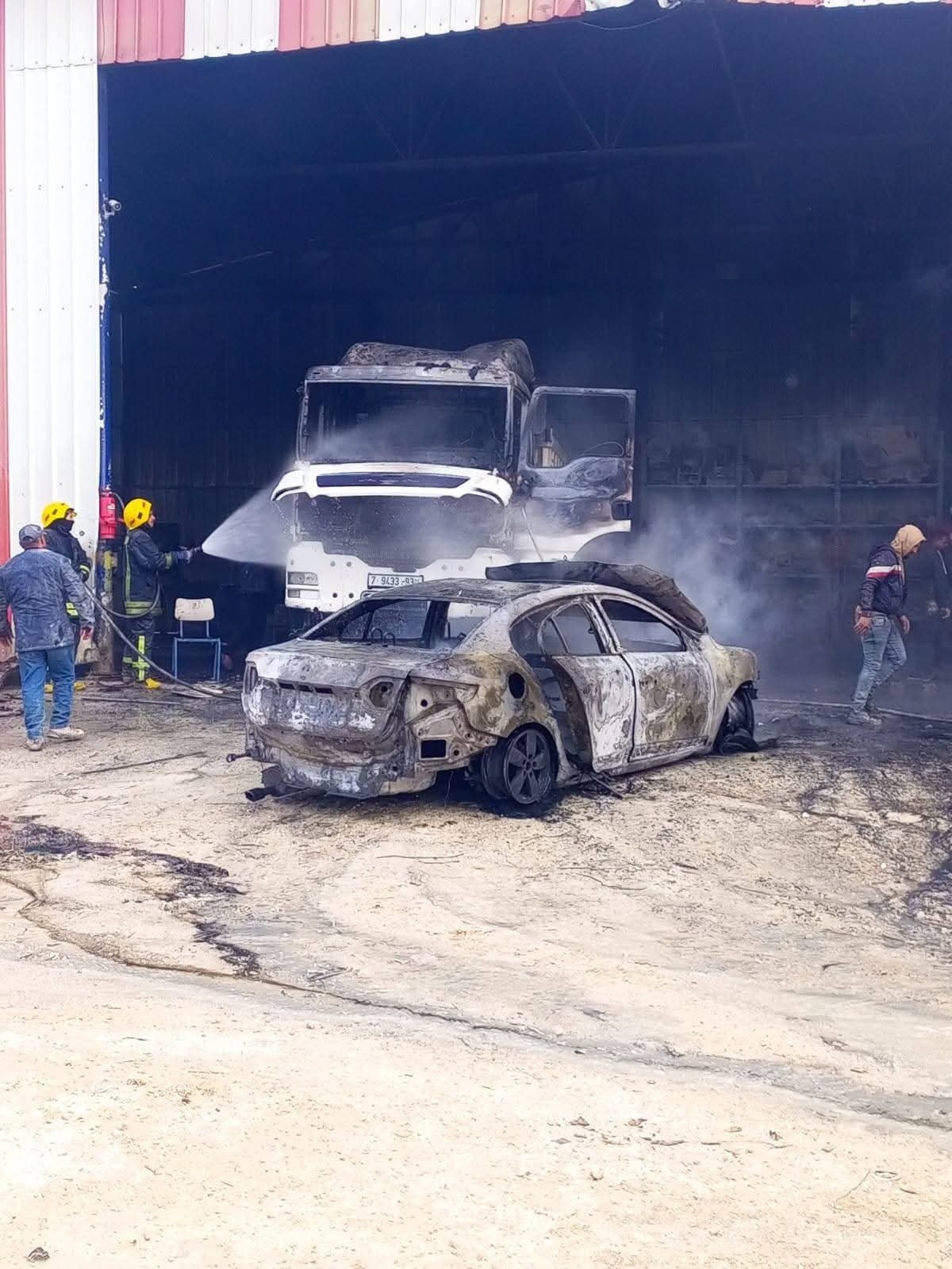 مستوطنون  يحرقون 3 جرافات ومركبتين شحن و5 مركبات في عوريف 