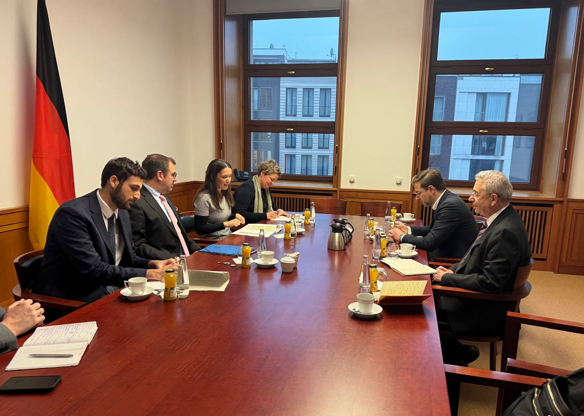 د.مصطفى البرغوثي يلتقي المسؤولين الألمان في برلين و يشرح خطورة الاعتداءات الإسرائيلية