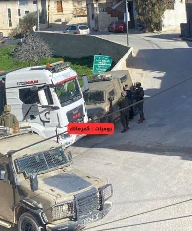 الاحتلال ينصب حاجزا عسكريا في كفر مالك وينكل بالمواطنين